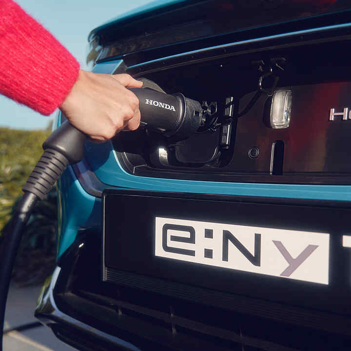 Gros plan sur le port de recharge caché du Honda e:Ny1. 