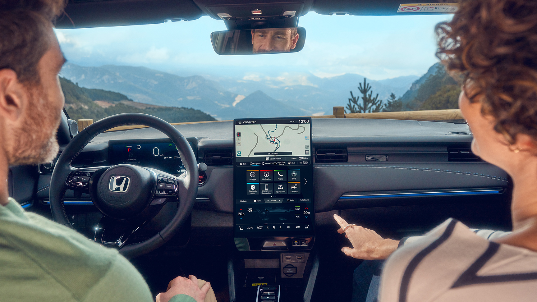 Gros plan sur le système d’infodivertissement intérieur du Honda e:Ny1.