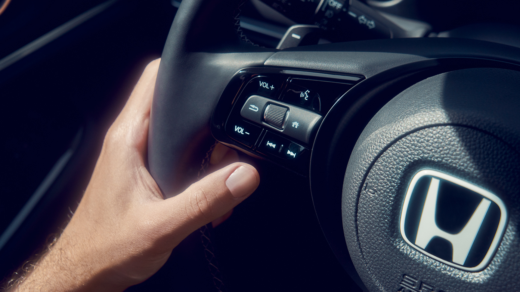 Gros plan sur le volant multifonctionnel.