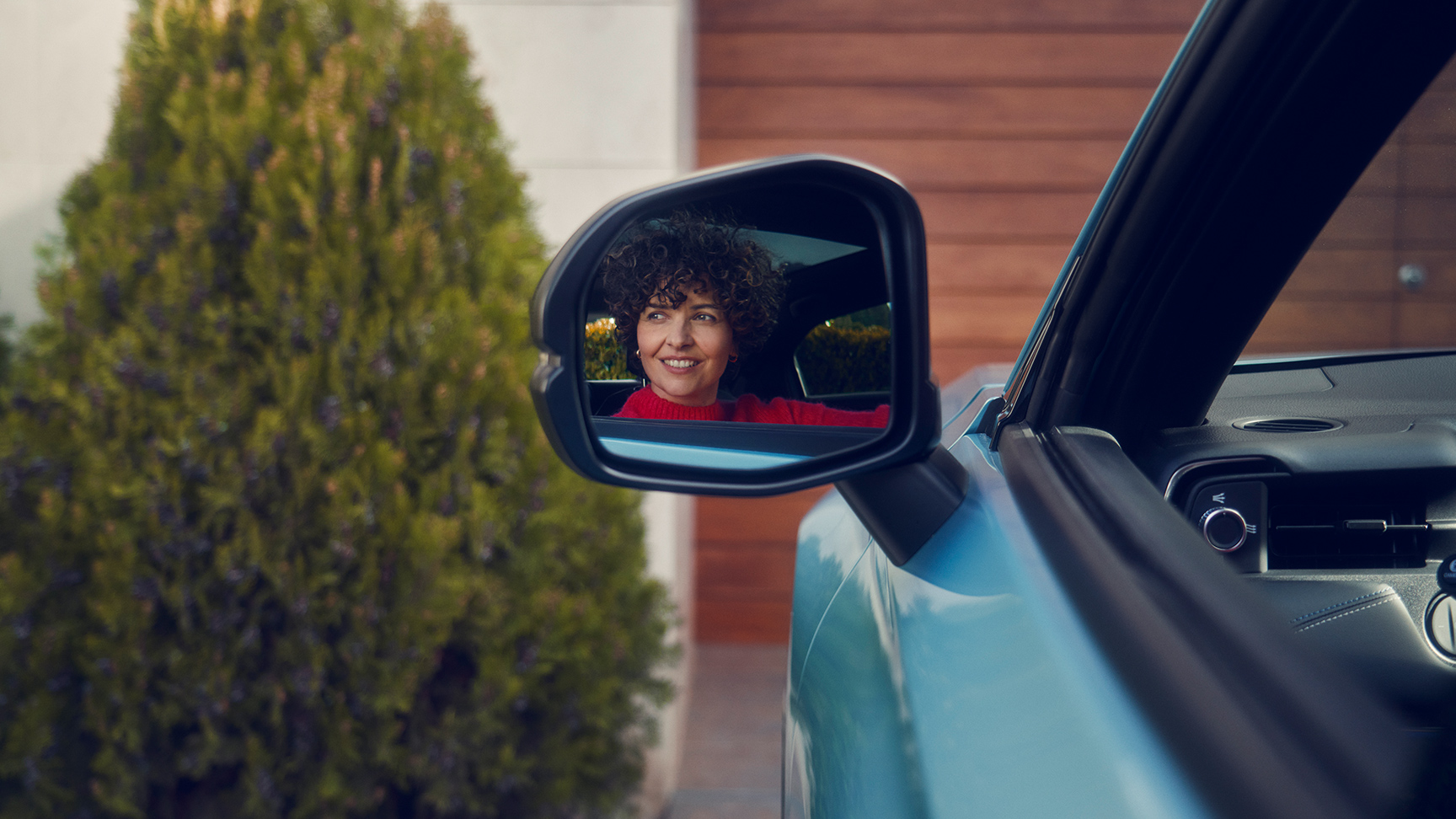 Femmes visible dans le rétroviseur extérieur du Honda e:Ny1.