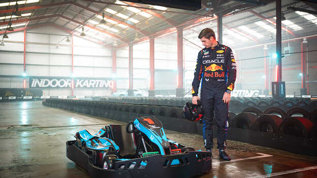 Max Verstappen regarde le kart de karting en salle.