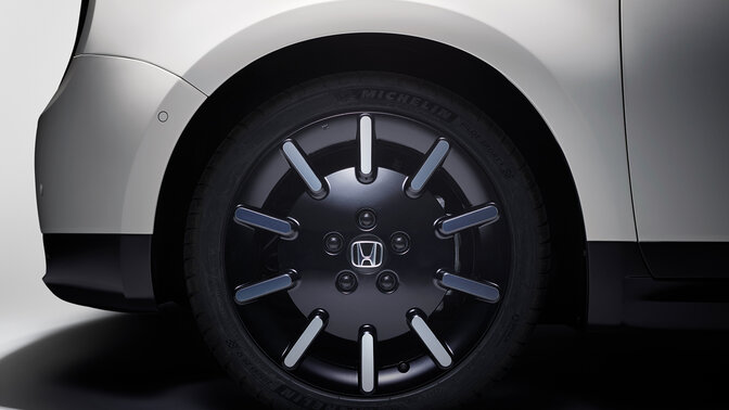 Gros plan sur les jantes alliages Honda e 16 pouces