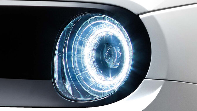 Gros plan sur les phares LED de la Honda e.
