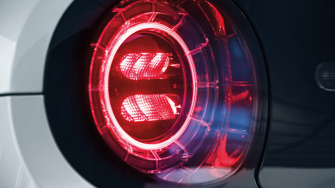 Gros plan sur les feux arrière LED de la Honda e.