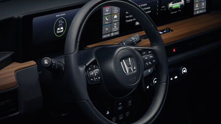 Gros plan sur le volant à l'intérieur de la Honda e. 
