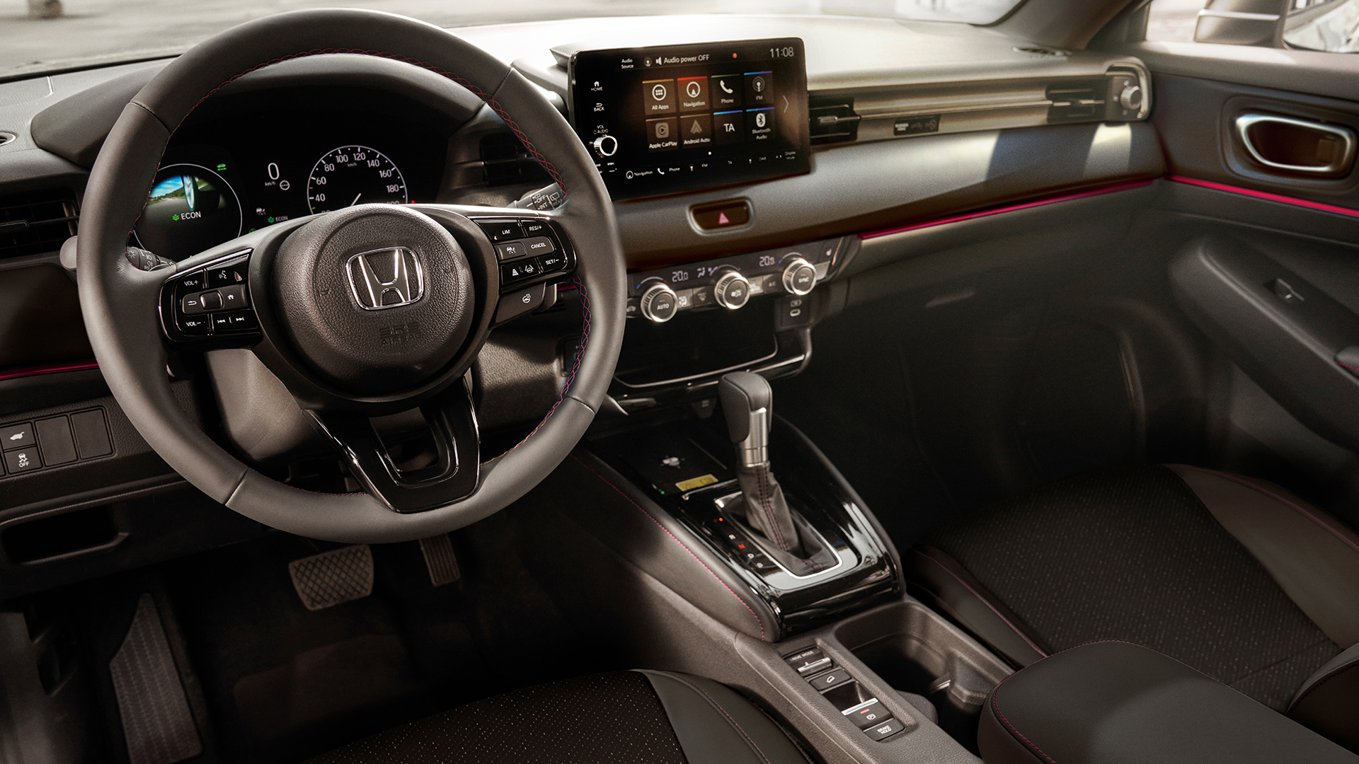 Vue de l’habitacle d’un Honda HR-V montrant le volant, le combiné d’instruments numérique, l’écran tactile central et le sélecteur de vitesses automatique.