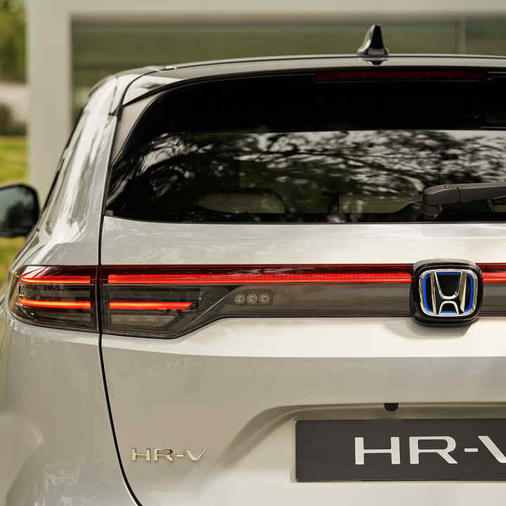 Couple marchant à côté d'un HR-V garé à l'extérieur d'un bâtiment. 
