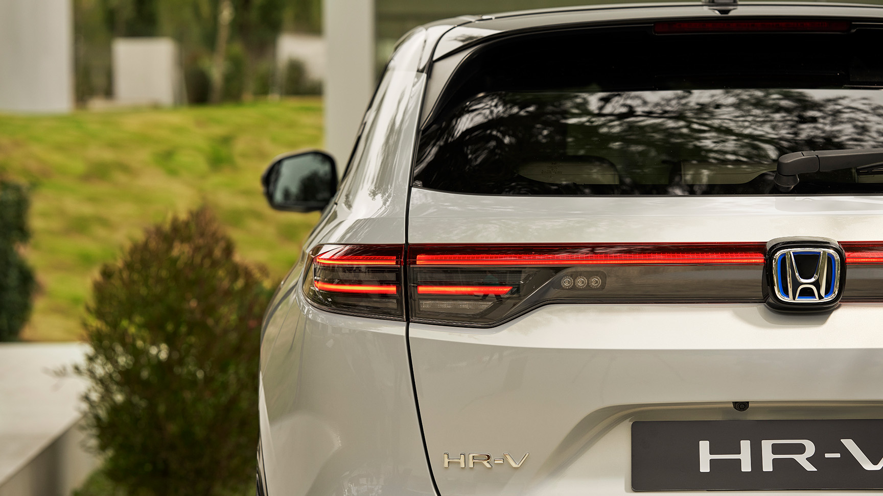 Couple marchant à côté d'un HR-V garé à l'extérieur d'un bâtiment. 