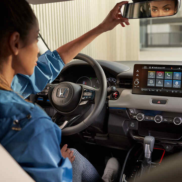 Intérieur du siège conducteur avant et du tableau de bord du HR-V. 
