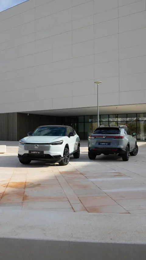 Deux Honda HR-V garées à l'extérieur d'un bâtiment. 
