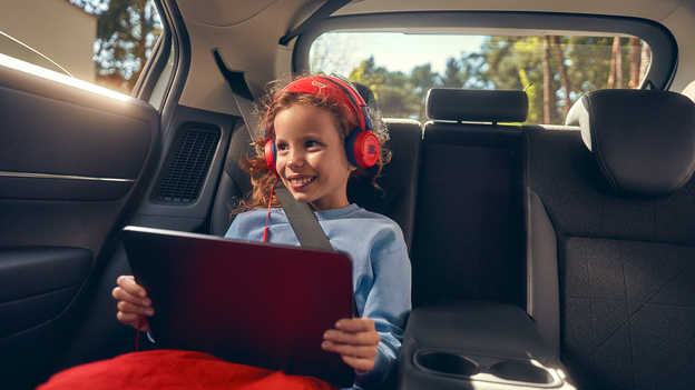 Enfant voyageant sur l'hybride HR-V connecté au point d'accès wifi