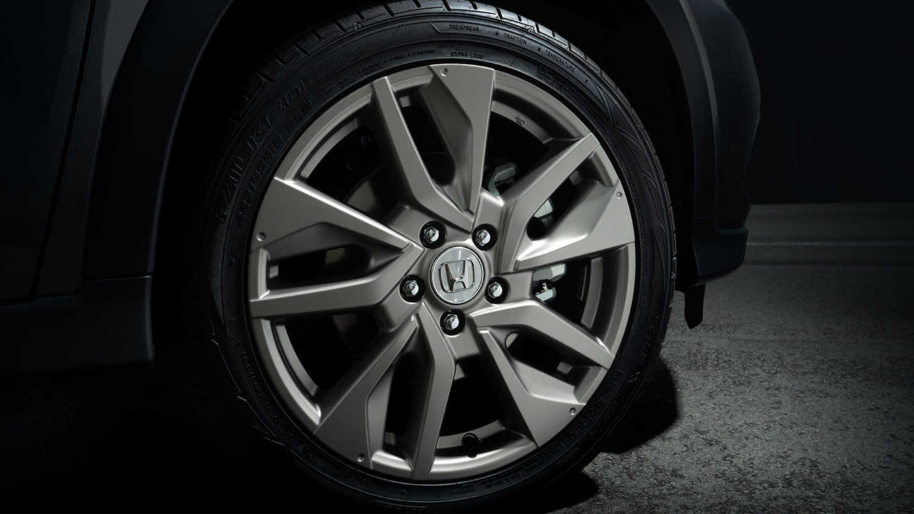 Gros plan sur la jante alliage Honda HR-V Legend 18 pouces en couleur titane avec revêtement clair mat.