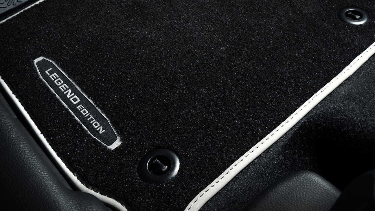 Gros plan sur les tapis de sol du Honda HR-V Legend avec logo.