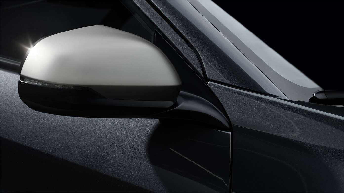 Gros plan sur le Honda HR-V Legend en couleur titane.