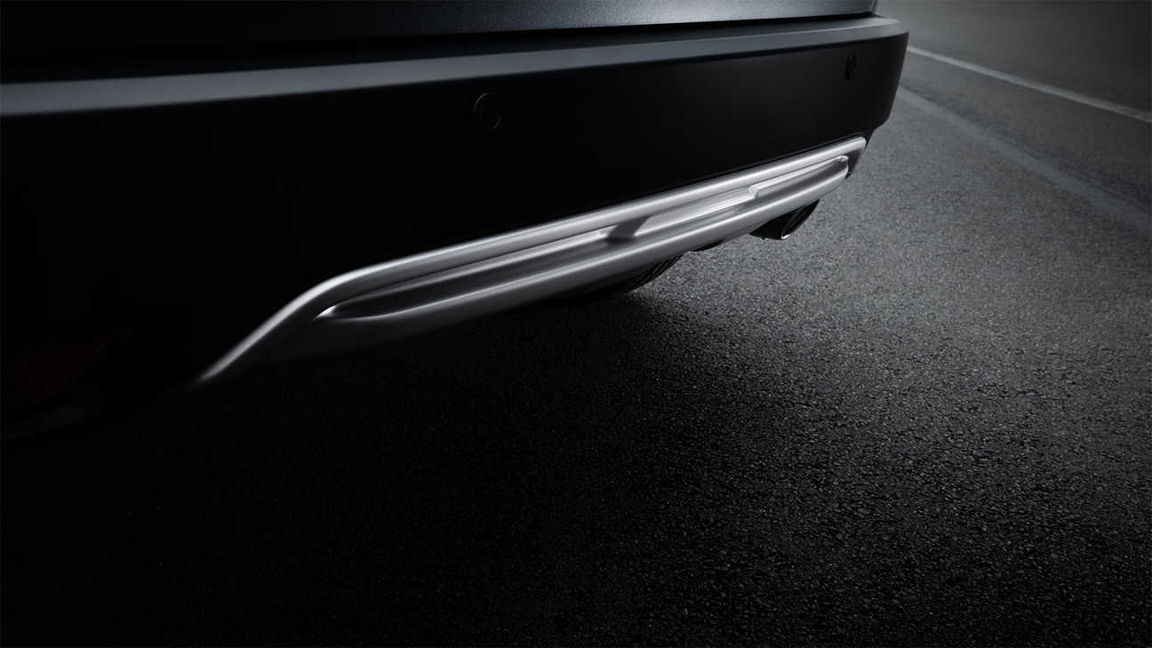 Gros plan sur la garniture de jupe arrière du Honda HR-V Legend en couleur titane.