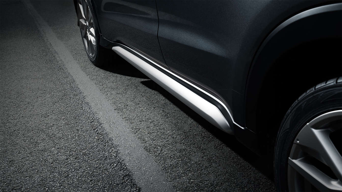 Gros plan sur la garniture de protection latérale du Honda HR-V Legend en couleur titane.