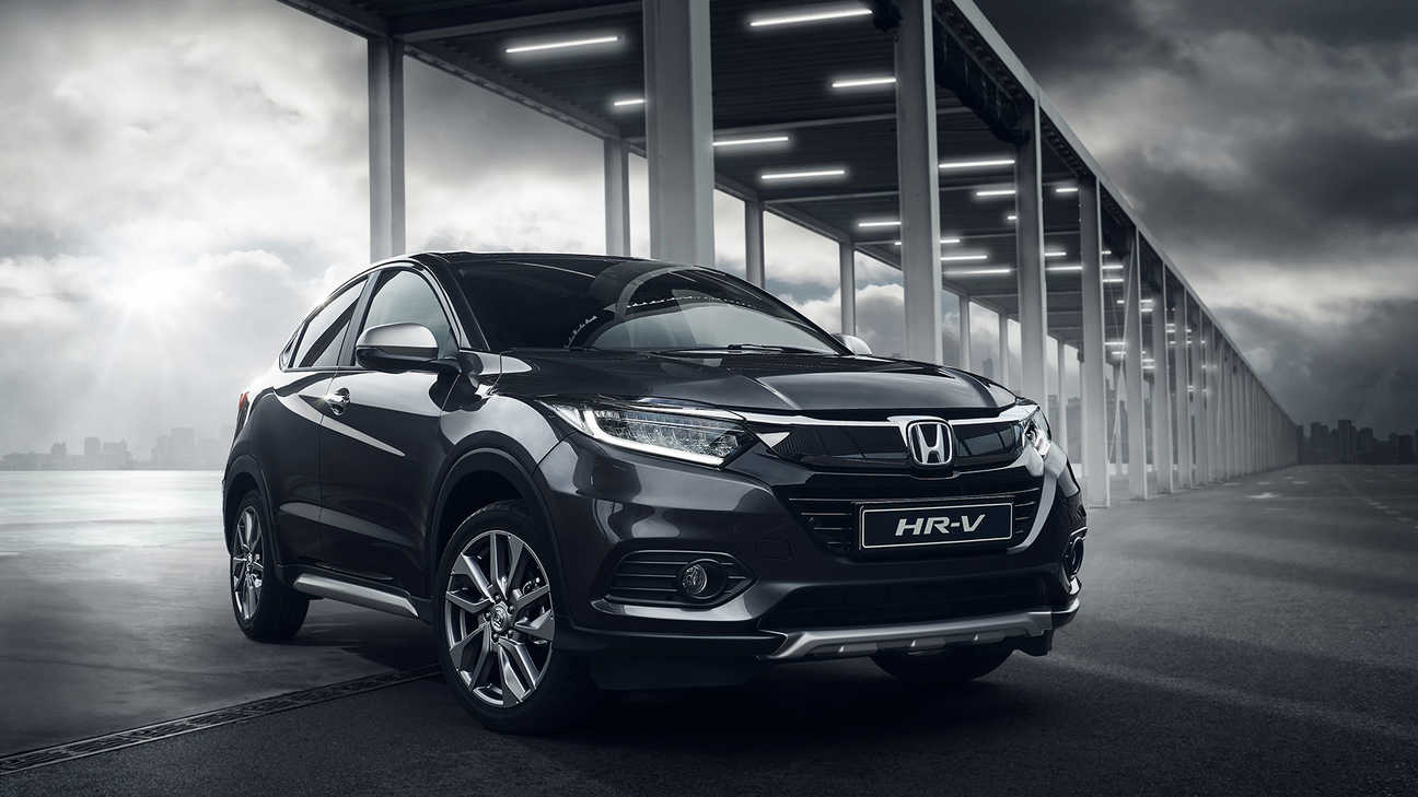 Vue de trois quarts avant droit du Honda HR-V sous structure métallique.