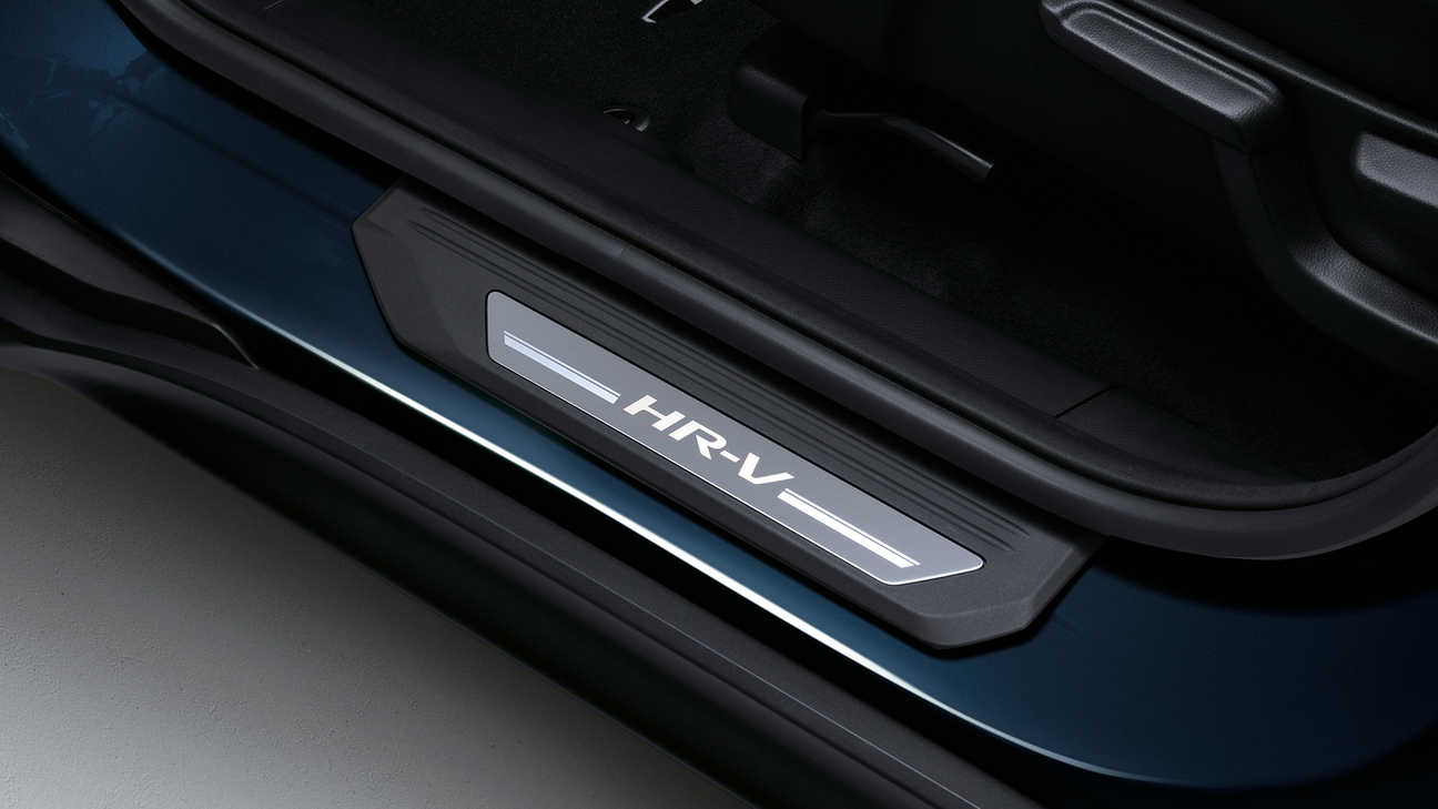 Gros plan sur les garnitures du seuil de porte du Honda HR-V.