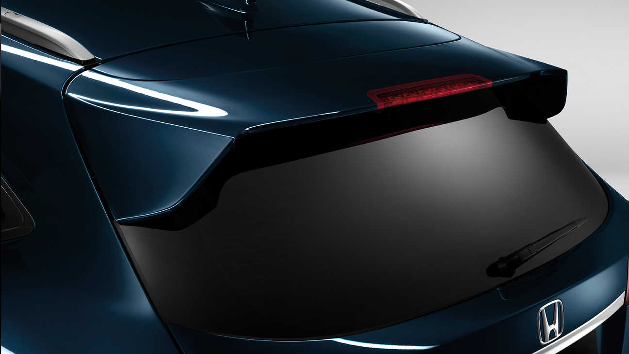 Gros plan sur le spoiler de hayon du Honda HR-V.