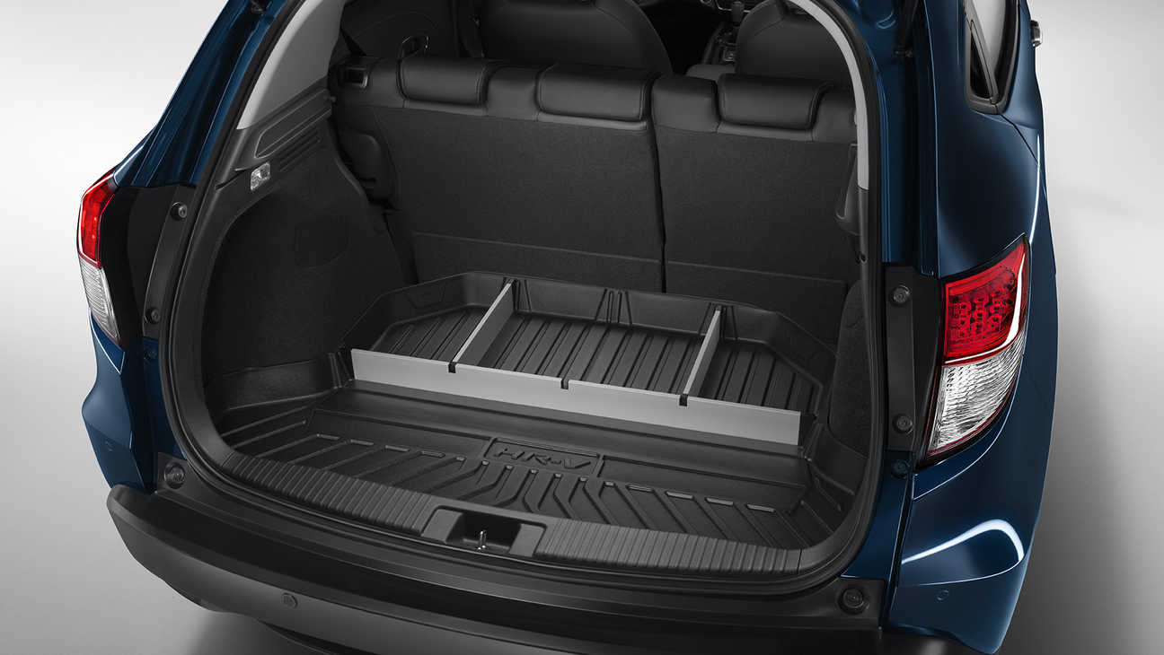 Gros plan sur les compartiments du bac de coffre du Honda HR-V.