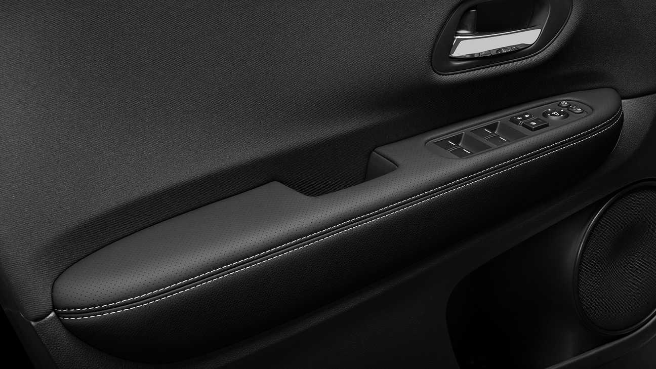 Vue de l'intérieur de la sellerie cuir du Honda HR-V.