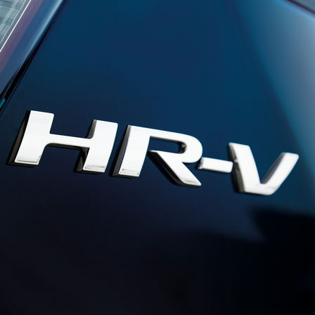 Gros plan sur le logo Honda HR-V.