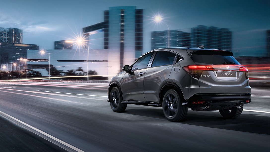 Vue de trois quarts arrière du Honda HR-V Sport en ville.