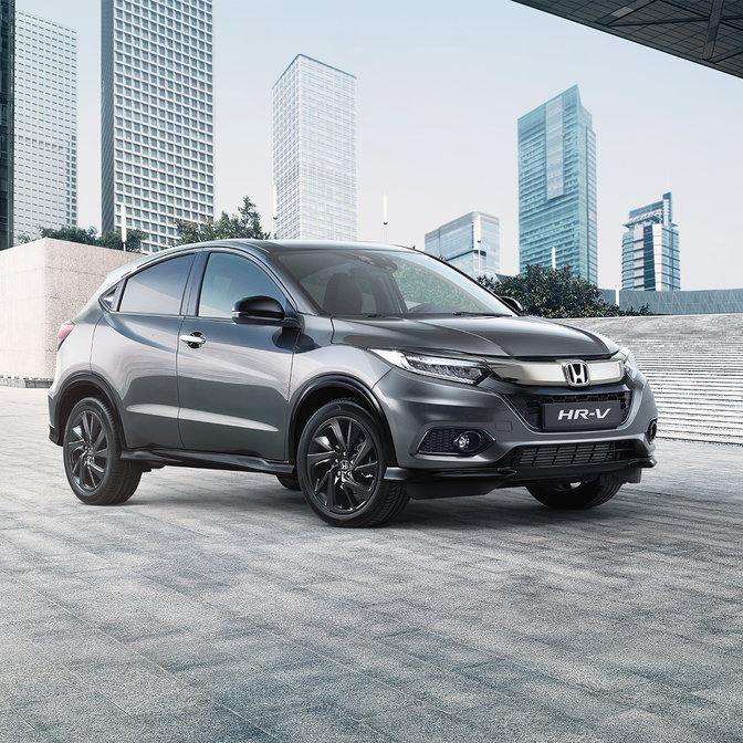 Vue latérale du Honda HR-V Sport en ville.