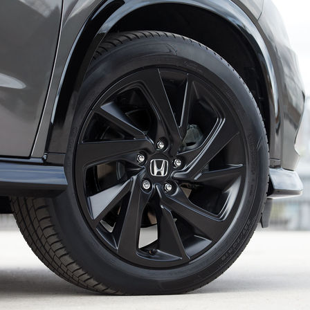 Gros plan de la roue du Honda HR-V.