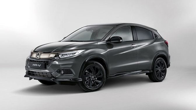 Vue latérale de trois quarts face du Honda HR-V Sport.