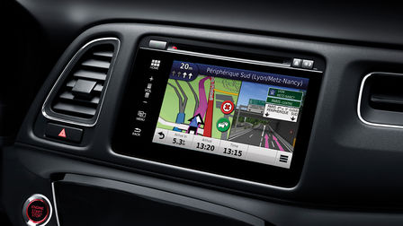 Gros plan du système d'info-divertissement du Honda HR-V.