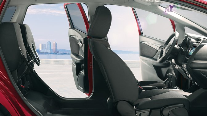 Vue lat&eacute;rale en coupe de la Honda Jazz montrant l'int&eacute;rieur et les Magic Seats.