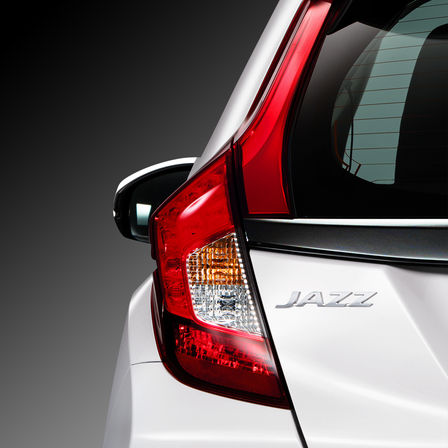 Gros plan des feux arri&egrave;re de la Honda Jazz.