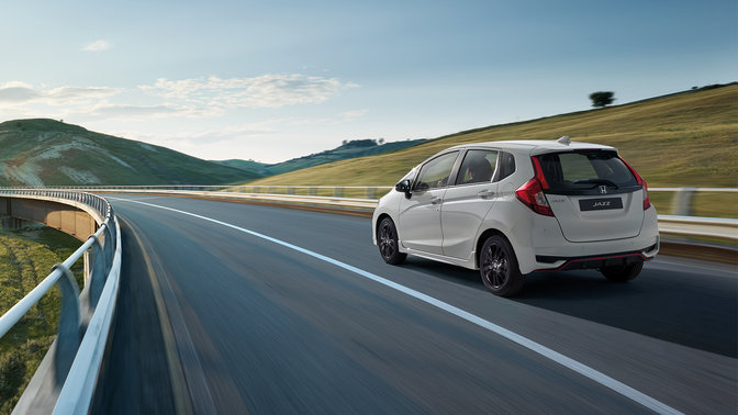 Vue de trois quarts arrière de la Honda Jazz Dynamic, à la campagne.