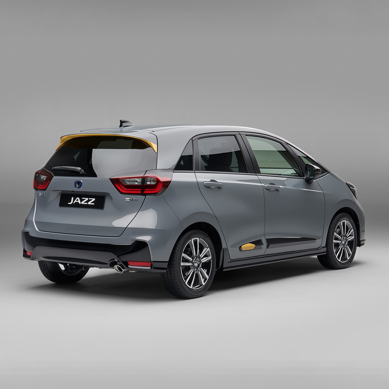 La Honda eSymo face à un mur aux couleurs vives