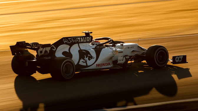 Vue de trois quarts arrière de la voiture de Formule 1 Honda Red Bull.