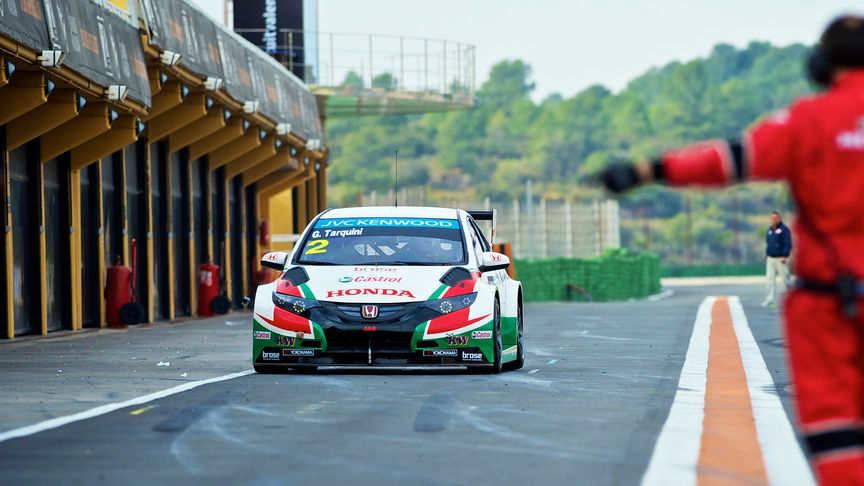 Vue avant de la Honda Civic utilisée en tant que voiture de course.