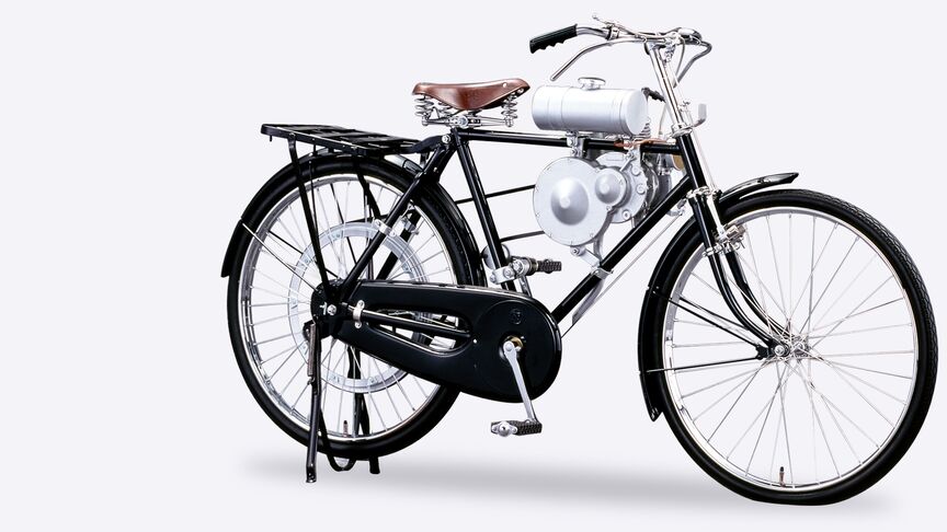 Vue de profil de la bicyclette Honda Type&nbsp;A avec g&eacute;n&eacute;rateur converti.