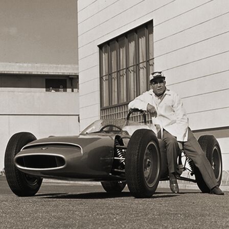 Soichiro Honda et la première voiture de course Honda.