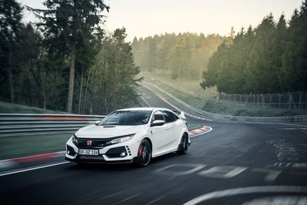 Vue de trois quarts avant de la Honda Civic Type R sur le Nürburgring.