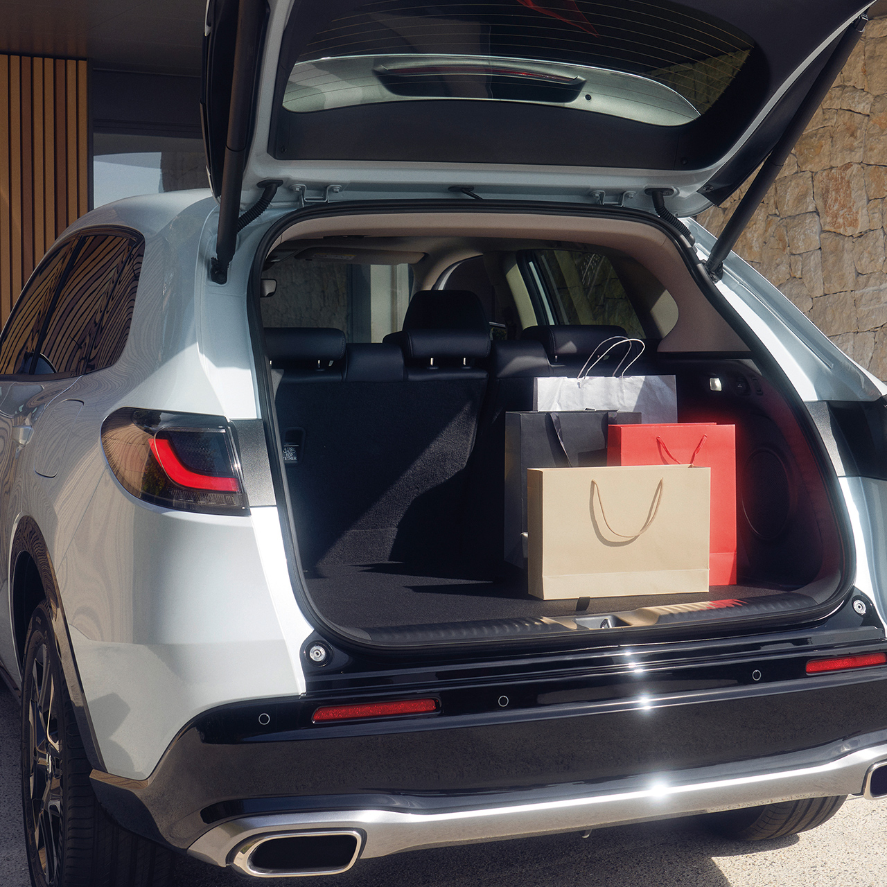 Espace de chargement intérieur arrière du SUV ZR-V hybride de Honda.