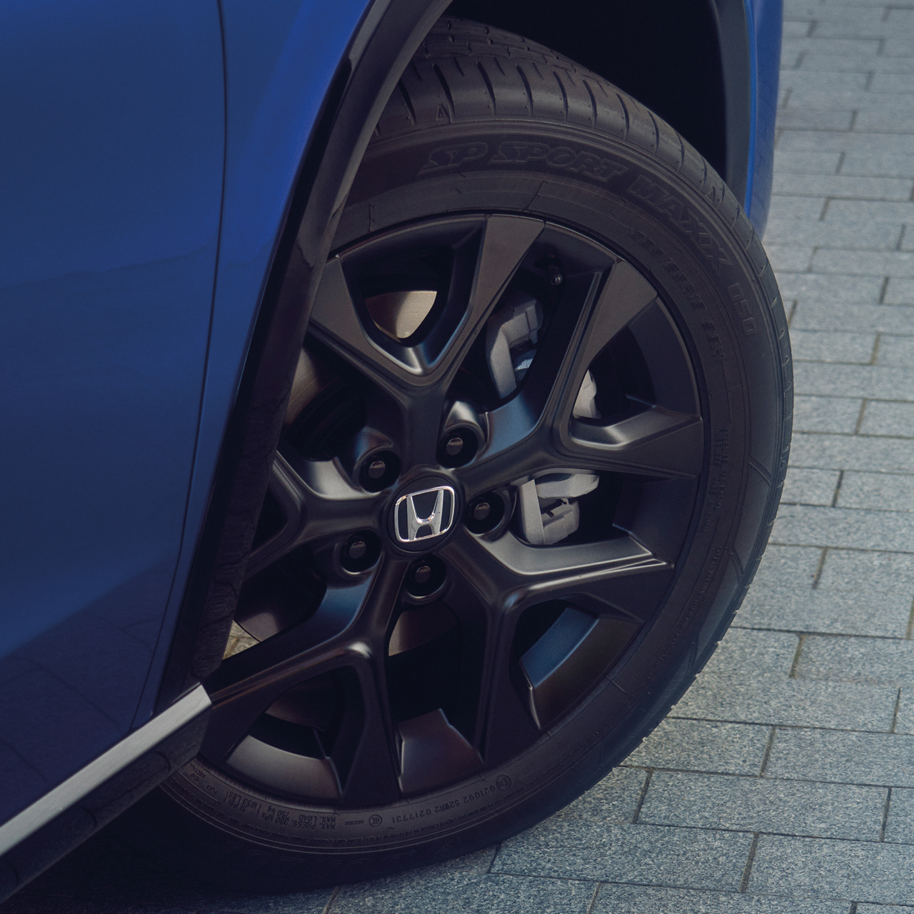 Gros plan sur le ZR-V hybride en alliage 18 pouces Sport de Honda.