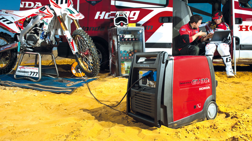 Vue rapproch&eacute;e d'un groupe &eacute;lectrog&egrave;ne Endurance High-Performance utilis&eacute; par des mod&egrave;les.