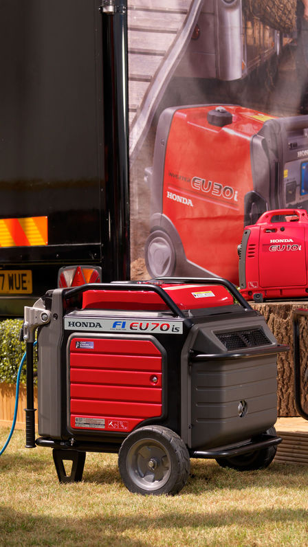 Groupe &eacute;lectrog&egrave;ne EU70is en fonctionnement, en ext&eacute;rieur.