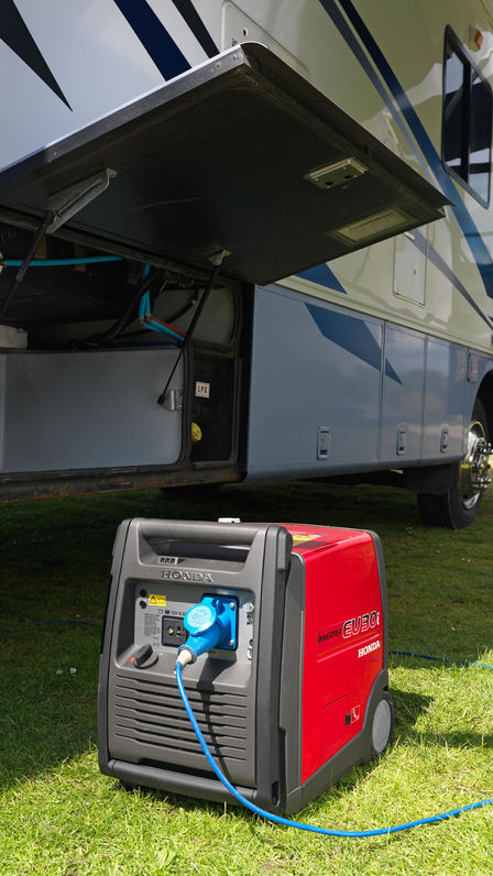 Groupe électrogène Manoeuvrable High-Tech portable en fonctionnement, en extérieur.