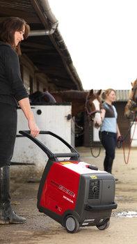 Groupe &eacute;lectrog&egrave;ne portable utilis&eacute; par un mod&egrave;le, sur une exploitation agricole.