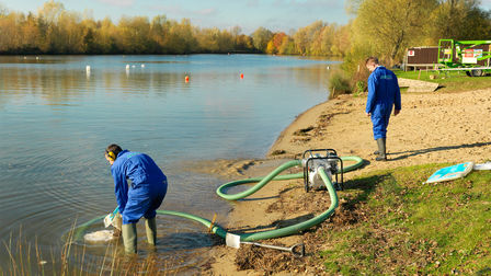 Pompe haut débit / à résidus utilisée par des modèles près d'un lac.