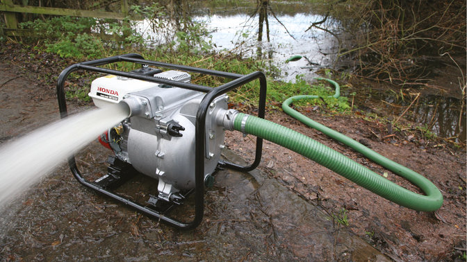 Vue rapprochée d'une pompe à eaux semi-chargées/à eaux chargées en cours d'utilisation.