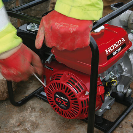 Vue rapproch&eacute;e d'un cadre de pompe &agrave; eau.