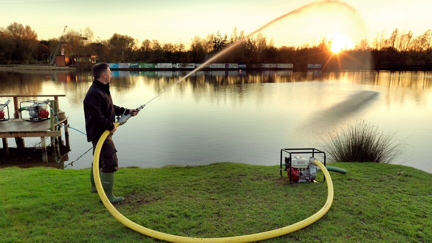 Pompe à eau haute pression utilisée par un modèle près d'un lac.
